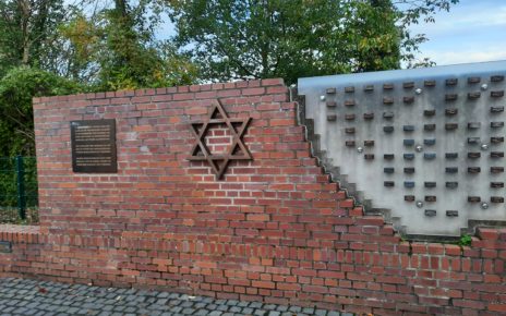 Мемориальная стена памяти холокосту в Клеве, Германия