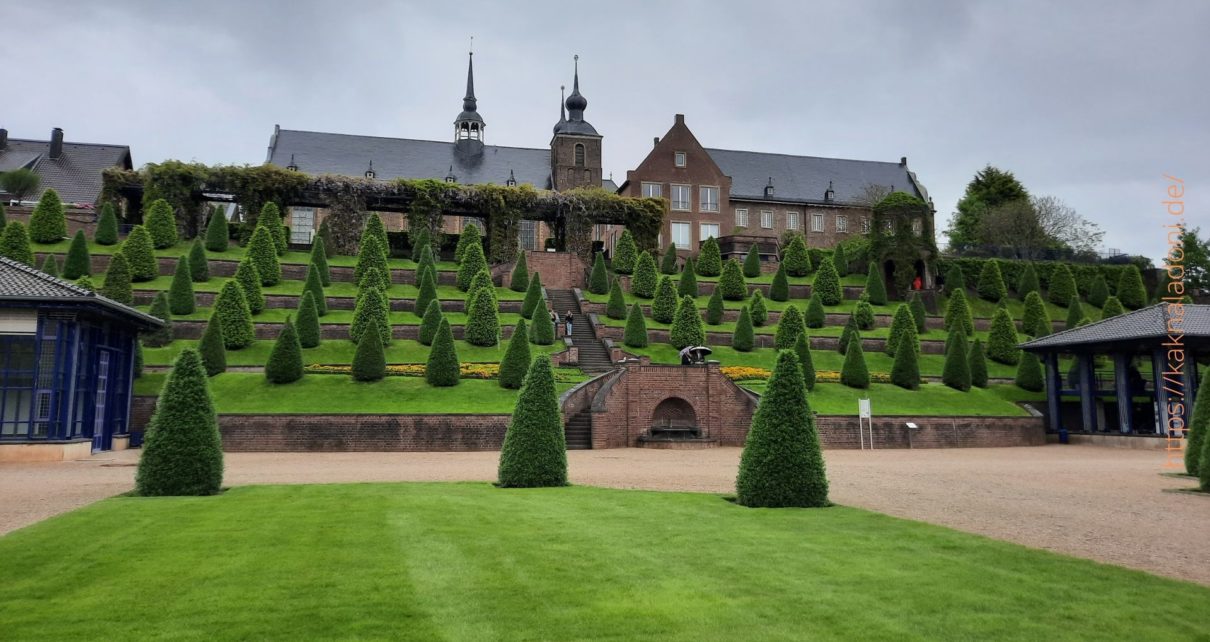 Кампский монастырь в Германии. Вид со стороны сада терасс